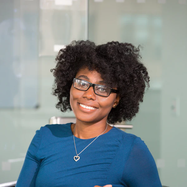 Professionnelle souriante dans un bureau
