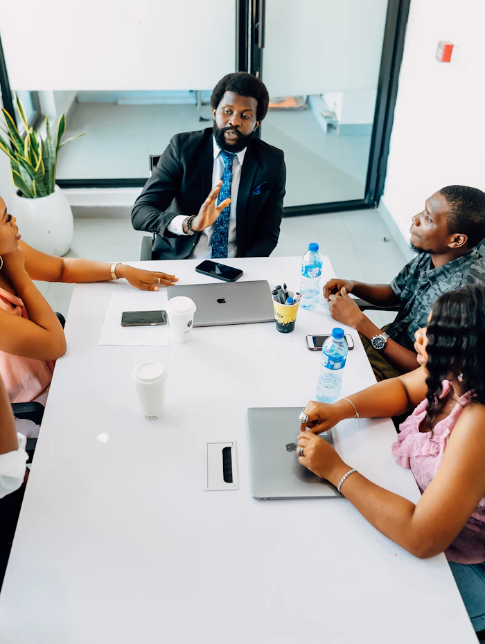 Équipe en réunion autour d’une table dans un bureau
