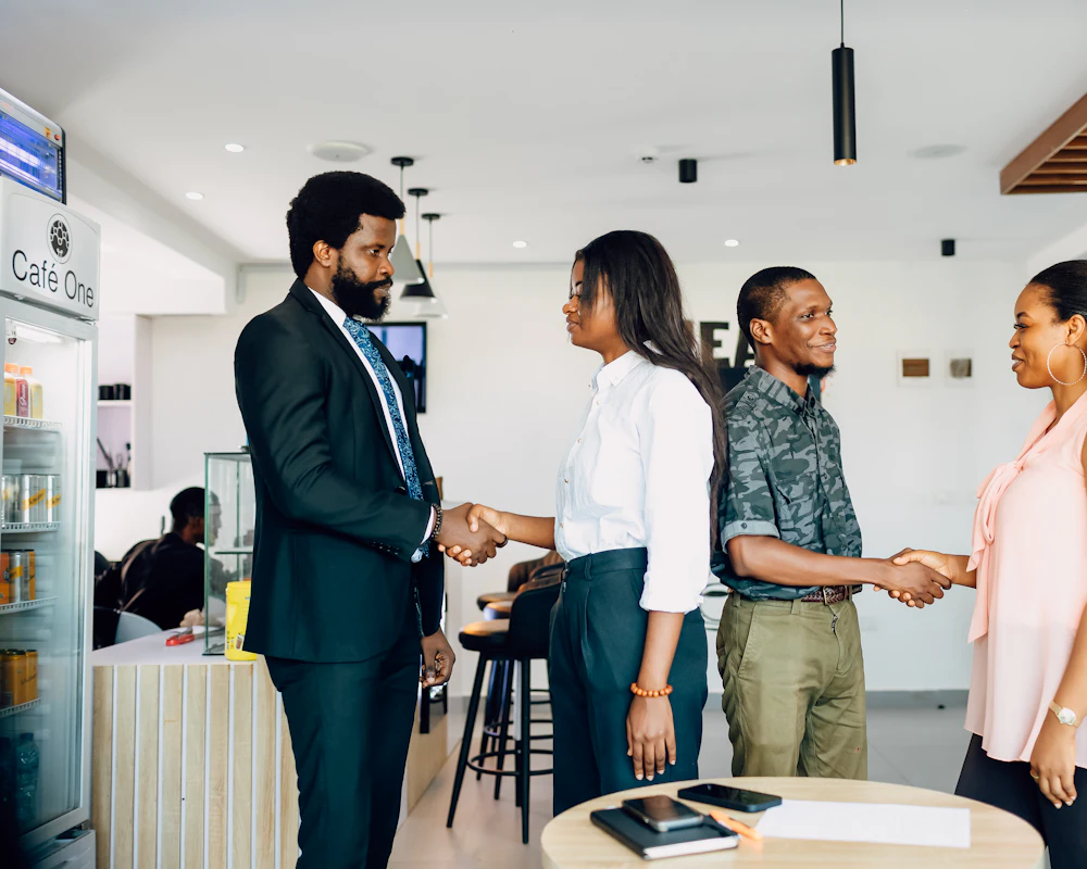 Professionnels se serrant la main au début d’une collaboration